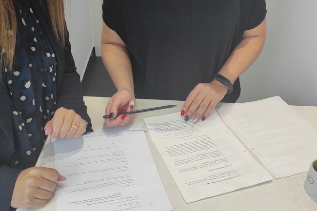 Equipa da New Words a trabalhar na tradução de documentos no escritório